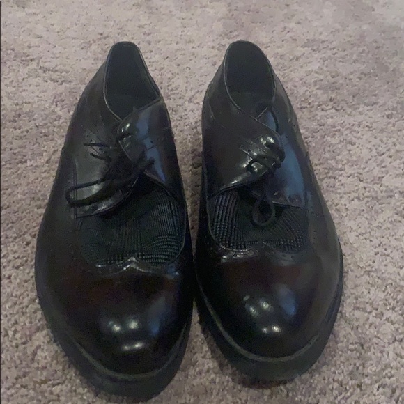 Black Gucci shoes with coloured patch like top. - Picture 3 of 6